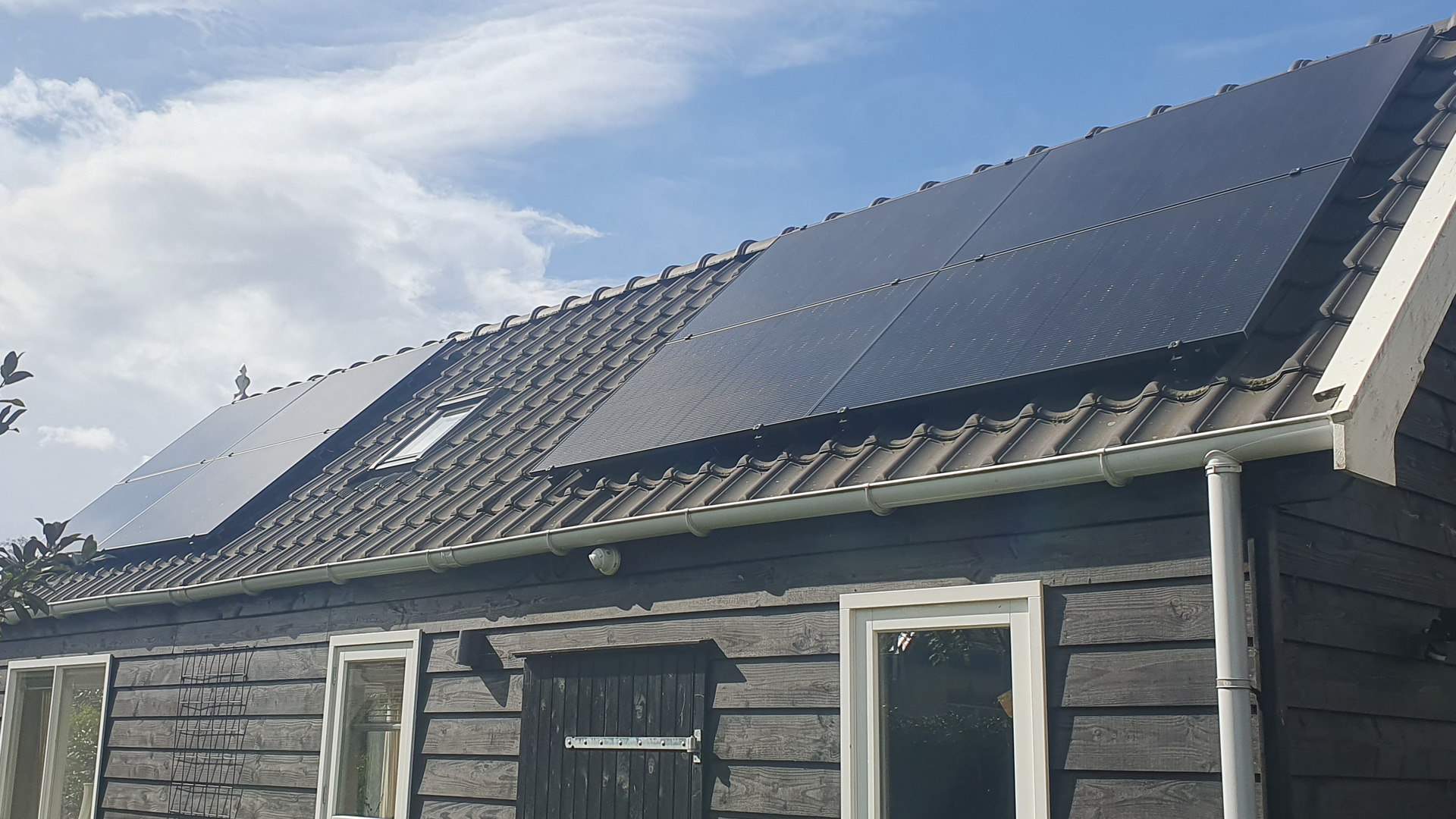 Alblasserdam tuinhuis 8 zeer fraaie AEG panelen op het Oosten